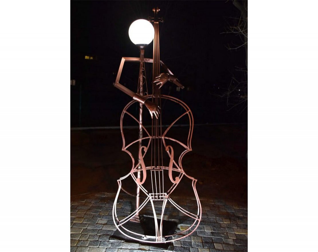 Фигура из металла TORUDA «Фонарный столб с контрабасом» - вид 4